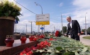 Мэр Москвы Сергей Собянин почтил память погибших на станции метро «Парк победы»