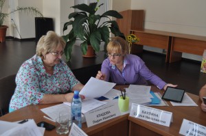 Глава МО Лидия Кладова и глава администрации МО Софья Баулина за обсуждением представленных проектов