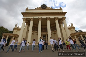 На ВДНХ прошел флешмоб в честь четырехлетия московских центров госуслуг