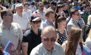 В рамках празднования Дня флага 3 тысячи московских единороссов исполнили гимн России на Поклонной горе