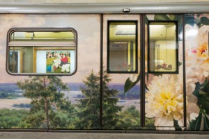 В поезде «Акварель», который курсирует по Арбатско-Покровской линии метро, пассажиры смогут увидеть новую экспозицию