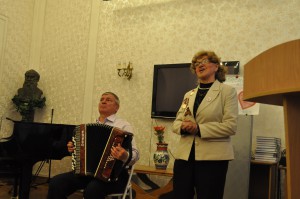 Актриса Серафима Нечаева под аккомпанемент аккордеона она исполнила несколько патриотических песен