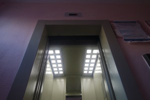 В многоквартирных домах ЮАО проводят замену лифтов по программе капремонта