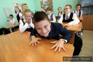 Московским школьникам будут раздавать светоотражающие значки и браслеты (фликеры)