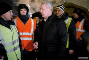 Глава города Москвы Сергей Собянин отдал распоряжение сотрудникам коммунальных служб убирать выпавший снежный покров в ускоренном режиме
