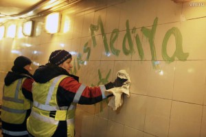 Антивандальная краска поможет защитить столичные переходы и поезда от граффити