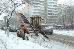 Коммунальщики ЮАО с начала зимы вывезли с территории округа более 800 тысяч кубометров снега