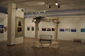 DSC_0749В галерее «На Каширке» проходит выставка фотографий и керамики «Греция. Мои мгновения счастья»