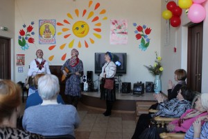 Концерт для женщин старшего поколения провели сотрудники центра «Садовники»