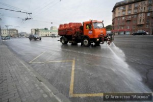 Столичные коммунальщики в ночь на 2 апреля помоют дороги с шампунем