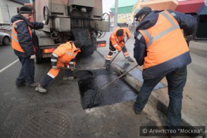 Частичный ремонт асфальтового покрытия провели на одной из улиц района Нагатино-Садовники