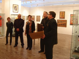 На фото посетители выставки в галерее "На Каширке"