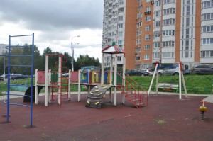 На детских площадках в районе Нагатино-Садовники появилось новое резиновое покрытие