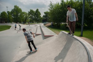На фото скейт-парк в летний период