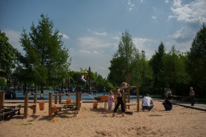На фото детская площадка в парке "Садовники"