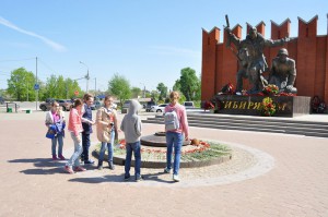 Участники конкурса социальных плакатов побывали в Ленино-Снегирёвском военно-историческом музее