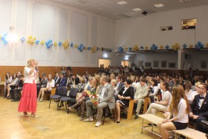 Директор школы №1375, Наталья Михарева также поздравила ребят 