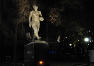 На фото памятник футболисту Эдуарду Стрельцову 