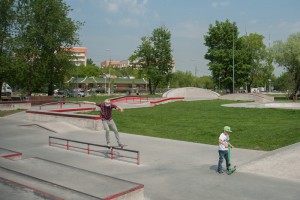 На фото местные райдеры в скейт-парке 
