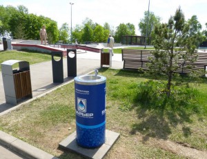 На фото питьевой фонтанчик в парке