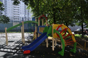 На фото одна из детских площадок на Нагатинской улице