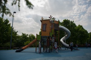 На фото детская площадка в парке