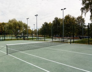 На фото теннисный корт в парке 