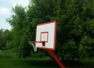 На фото отремонтированная стойка с баскетбольным кольцом 