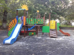 На площадке установили детский игровой комплекс 