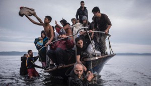 Кадр прибытия лодки с беженцами с Ближнего Востока на греческий остров Лесбос, сделанный российским фотографом Сергеем Пономаревым