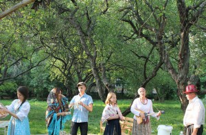 Концерт живой музыки для жителей Нагатино-Садовников прошел в яблоневом саду