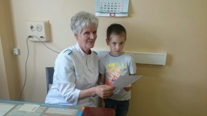 На фото Раиса Филиппова с юным пациентом
