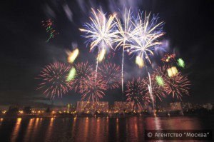Салют в виде смайлов, бабочек и комет можно будет увидеть в небе над Москвой в День города
