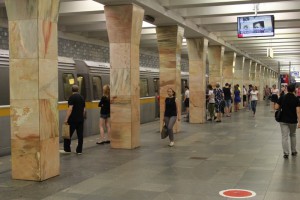 Облицовочное покрытие и электропроводку заменили в переходе на станции метро «Варшавская»