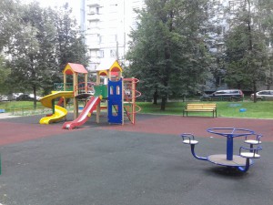 На фото детская площадка на улице Академика Миллионщикова 