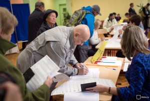 По данным Мосгоризбиркома, жители Москвы участвуют в выборах в Госдуму активнее, чем в выборах мэра