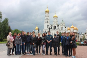 На фото школьники из ЮАО на экскурсии в Кремле 