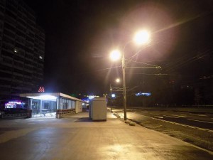 Сотрудники инженерных служб отремонтировали фонарь и восстановили освещение