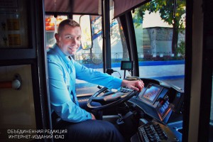 Водители общественного транспорта в одном из парков Южного округа продемонстрировали мастерство управления автобусом