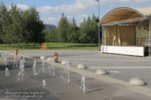 Сухой фонтан на площади перед главной сценой парка в летний период 