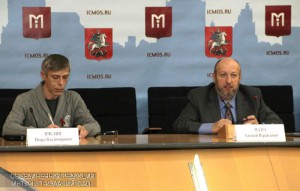 На фото главный специалист по проблемам ВИЧ-инфекции Департамента здравоохранения столицы Алексей Мазус (справа)
