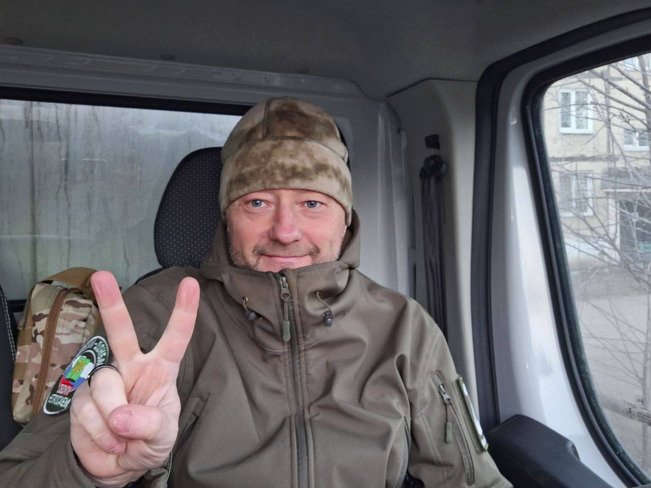 На фото депутат муниципального округа Андрей Сеземов. Фото: Telegram-канал волонтерского движения «Садовники-Донбассу»