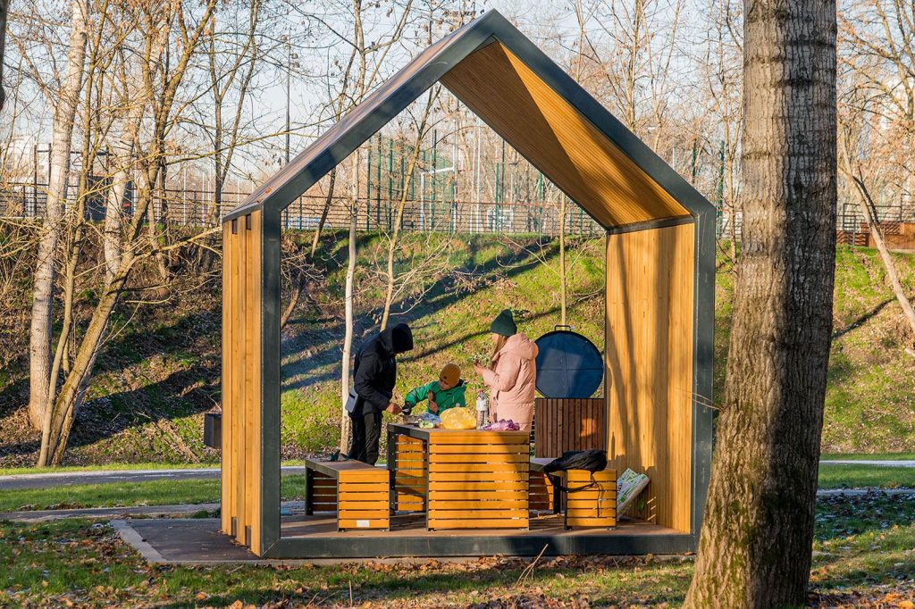 На пикник! В парке в пойме реки Жужа установили беседки. Фото: пресс-служба Департамента капитального ремонта города Москвы