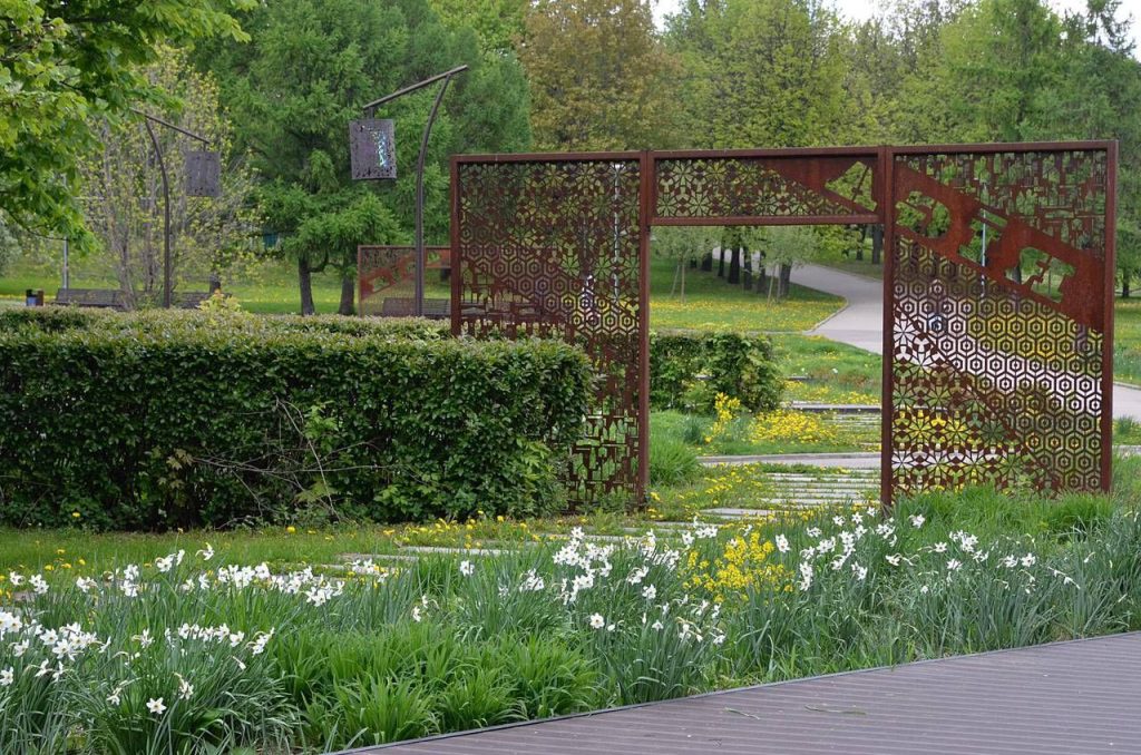 Городской курорт: открытый бассейн оборудуют в парке имени Юрия Лужкова. Фото: Анна Быкова, «Вечерняя Москва»