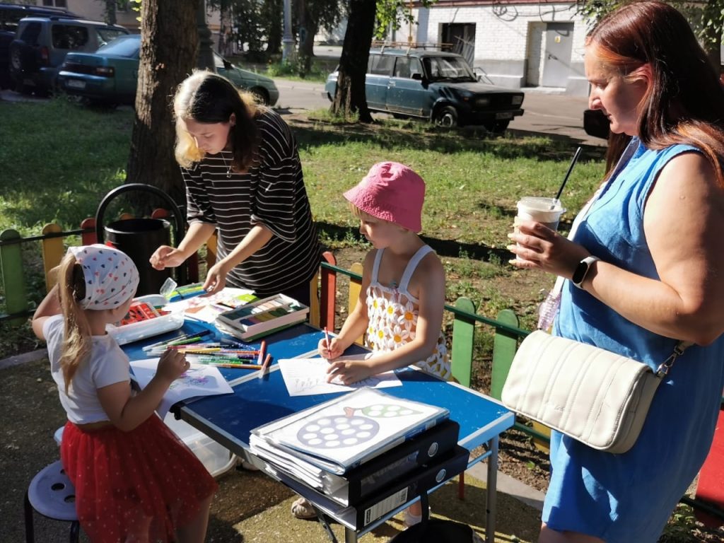 Солнечные зайчики: детское мероприятие провели сотрудники ДСЦ «Мир Молодых» в Нагатине-Садовниках. Фото: официальная страница ДСЦ «Мир Молодых» в социальных сетях