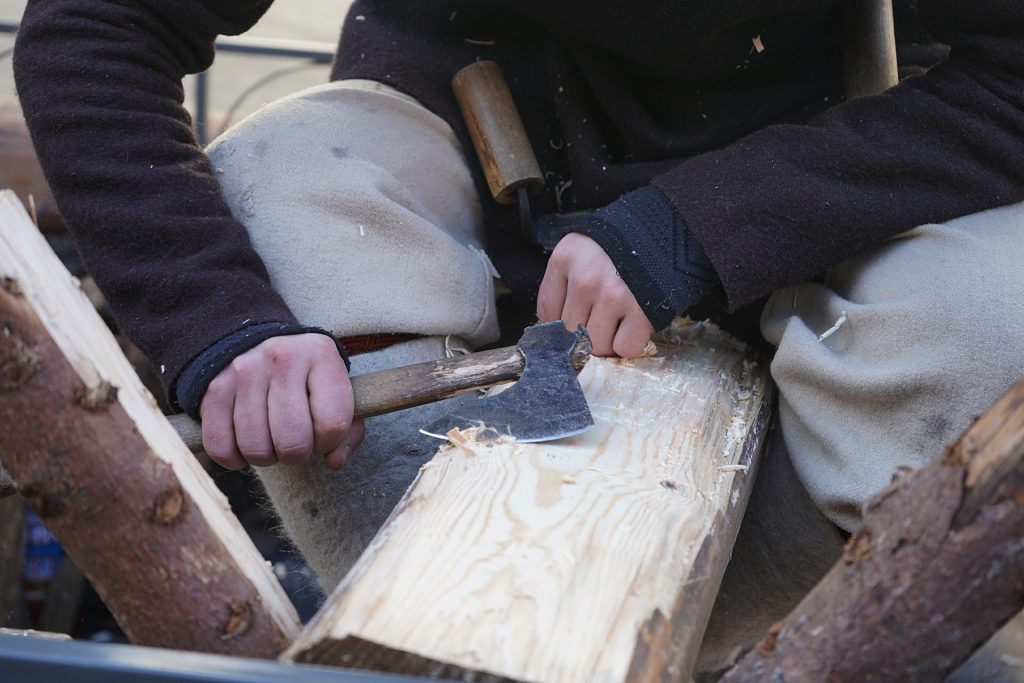 Мастер-класс по резьбе по дереву организуют сотрудники ОКЦ ЮАО. Фото: Анна Быкова, «Вечерняя Москва»
