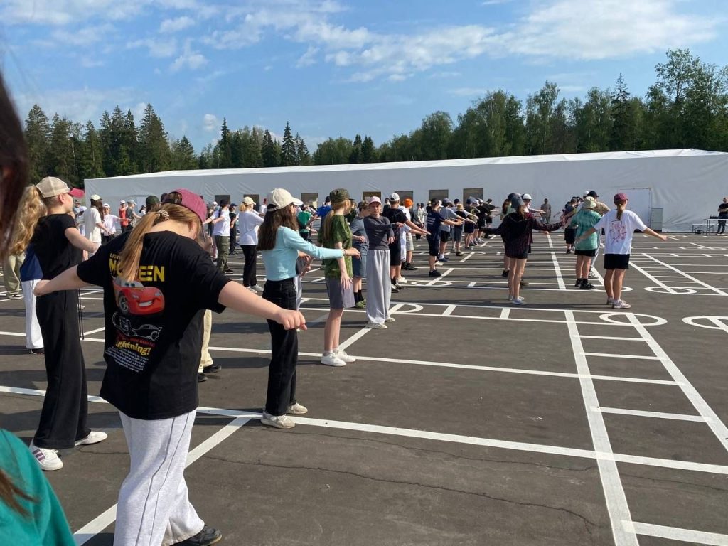 Представительница школы №504 отправилась в палаточный лагерь. Фото: официальная страница школы №504 в социальных сетях