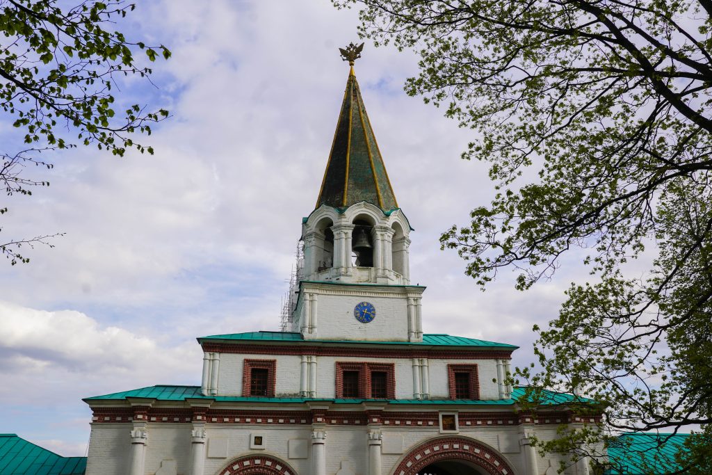 Посвященная юбилею Олимпиады-80 выставка начала работу в музее-заповеднике «Коломенское». Фото: Ксения Догонашева, «Вечерняя Москва»