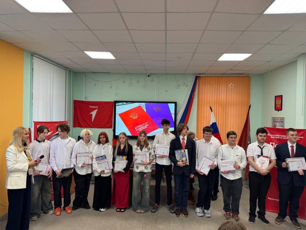 Вручение аттестатов выпускникам 9 классов состоялось в школе №1375. Фото: официальная страница школы №1375 в социальных сетях