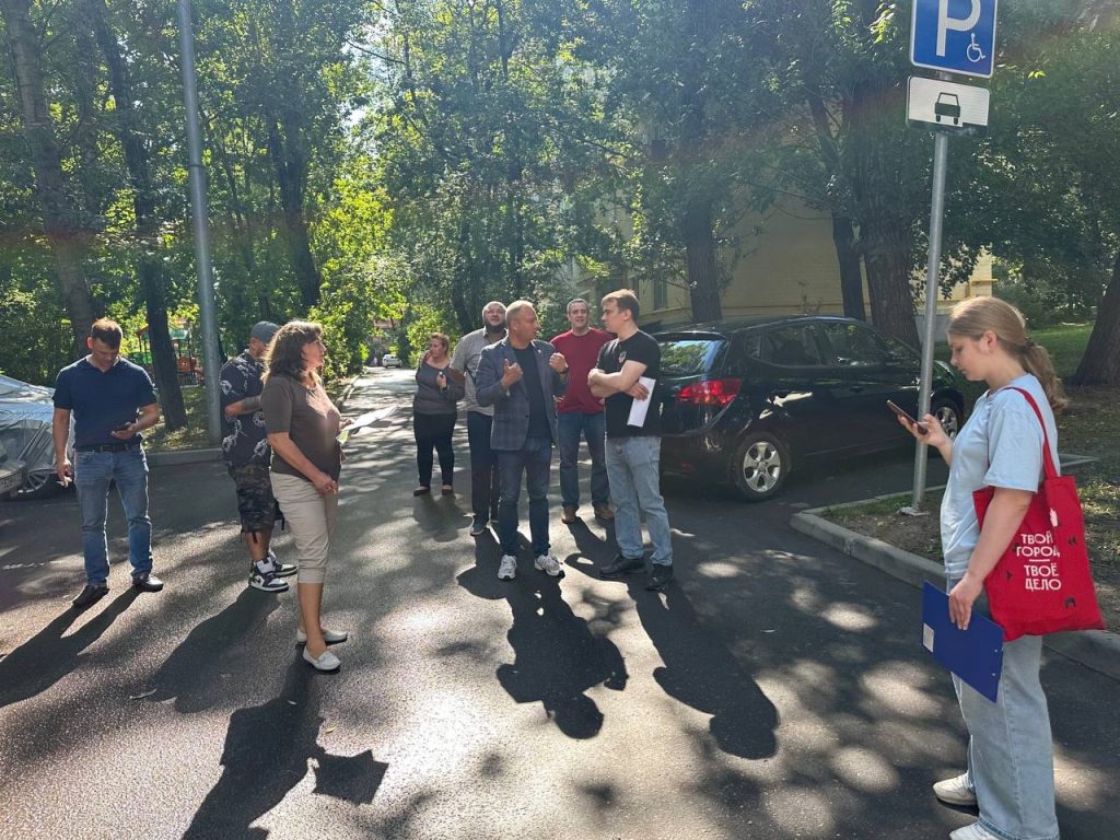 Глава управы Нагатино-Садовников провел обход территорий района. Фото: официальная страница управы района Нагатино-Садовники в социальных сетях